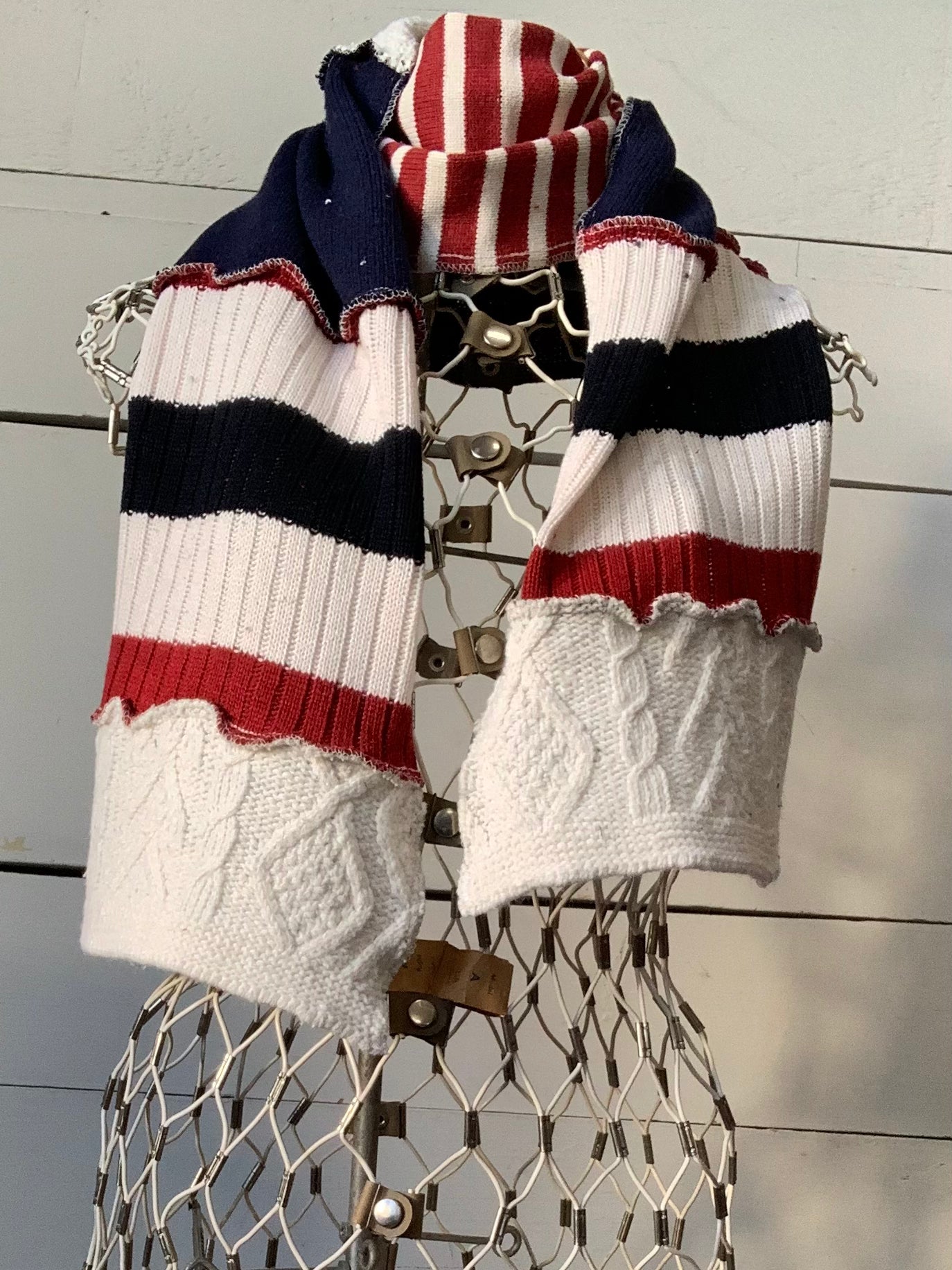 Foulard blanc, marine et un peu de rouge