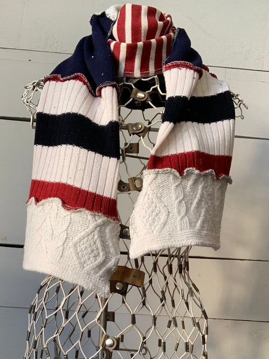 Foulard blanc, marine et un peu de rouge