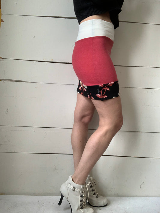 JUPE ROUGE ET FLEURS (S-M)