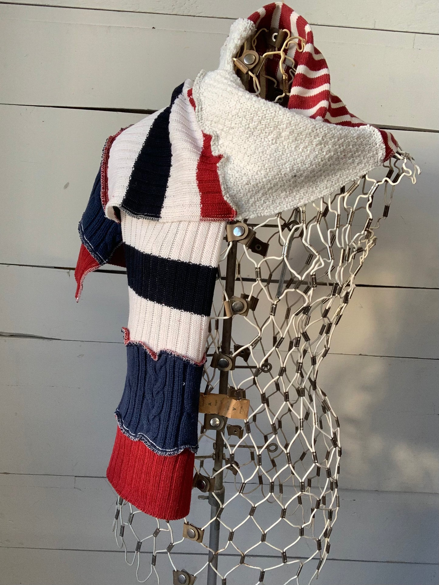 Foulard blanc, marine et un peu de rouge