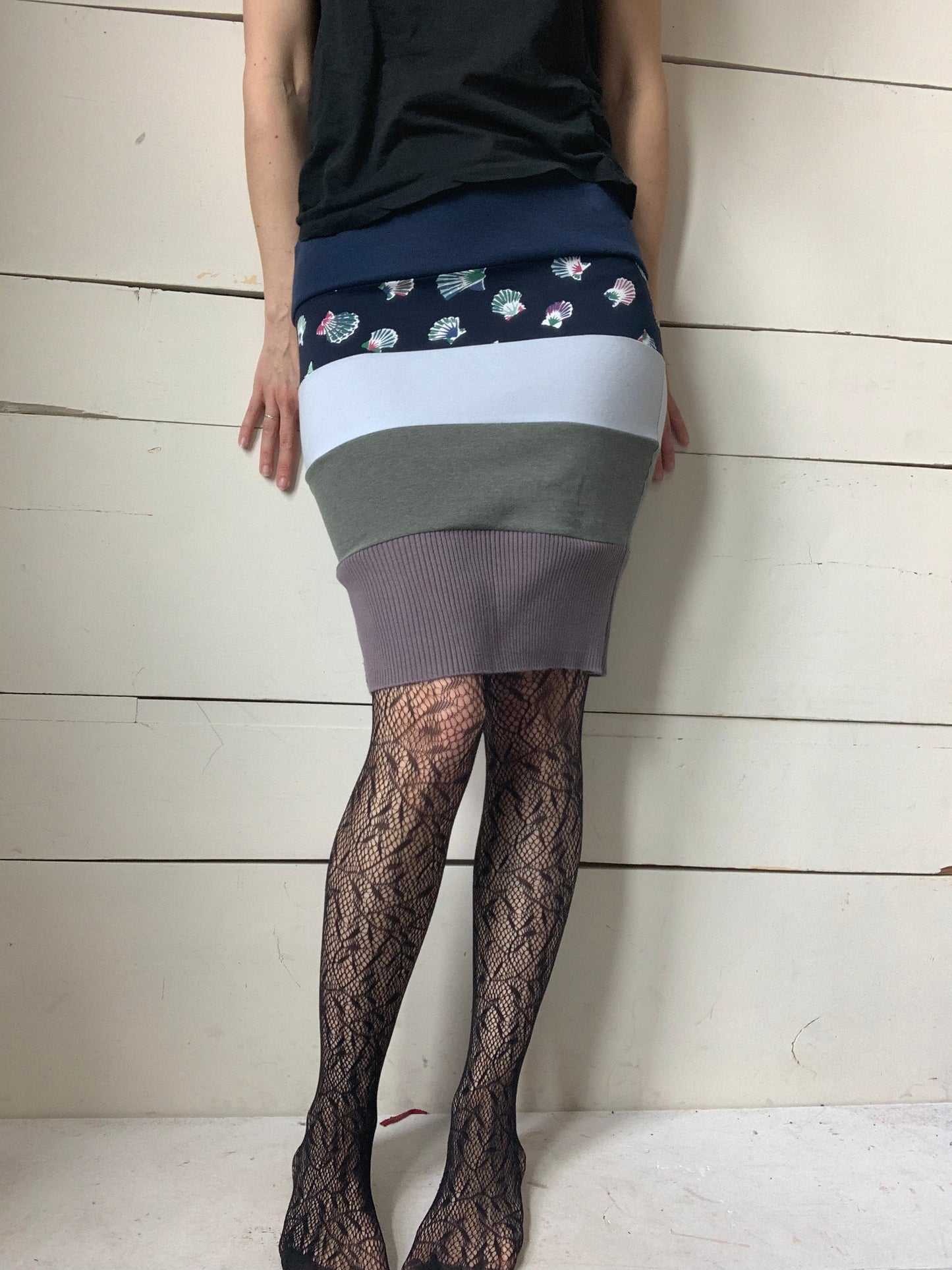 SOFT SKIRT WITH SHELL PATTERNS (S-M)