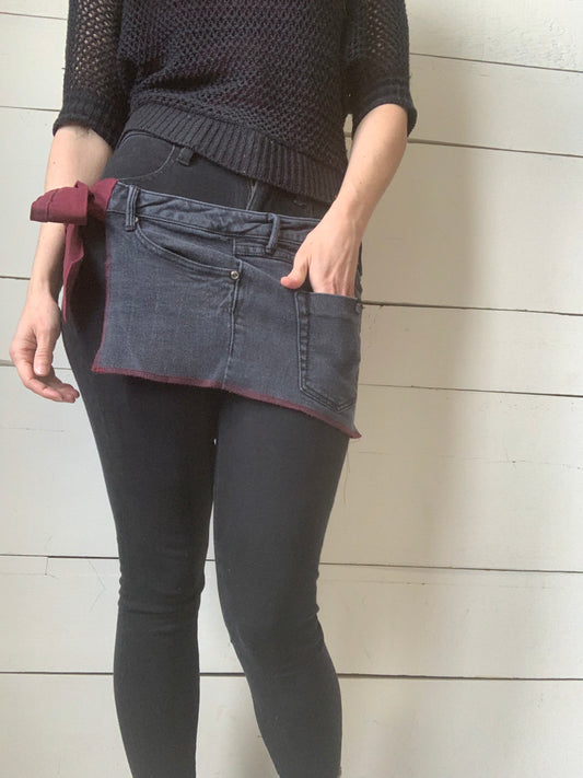 TABLIER JEANS NOIR ET BOURGOGNE