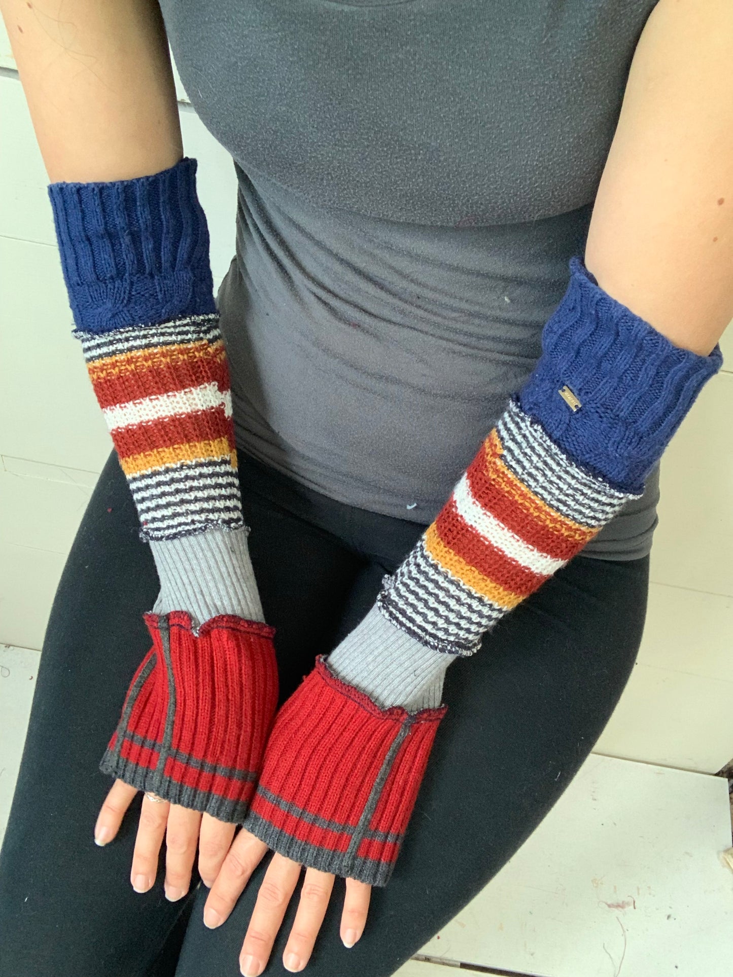 Poignet rouge, gris et marine