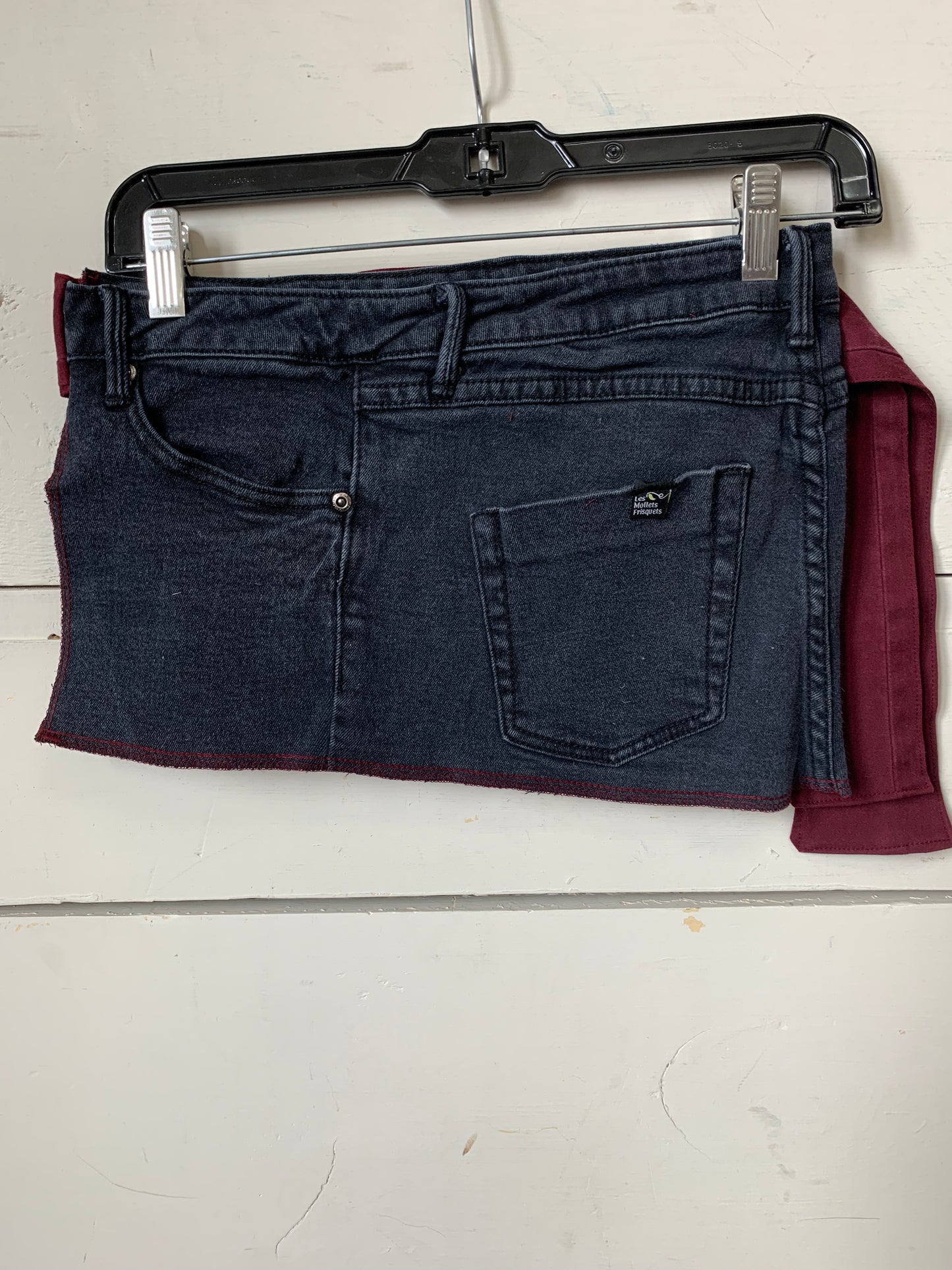 TABLIER JEANS NOIR ET BOURGOGNE