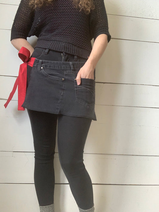 Tablier noir avec boucle rouge ❤️