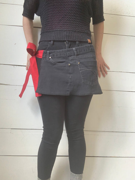 Tablier noir avec boucle rouge ❤️