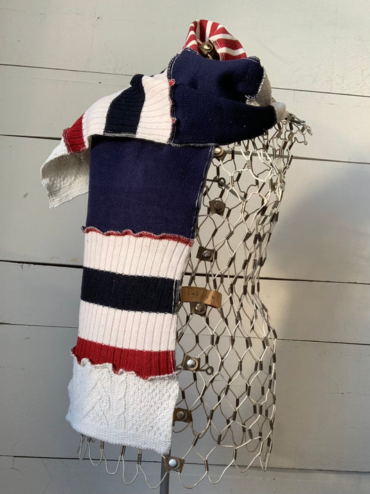 Foulard blanc, marine et un peu de rouge