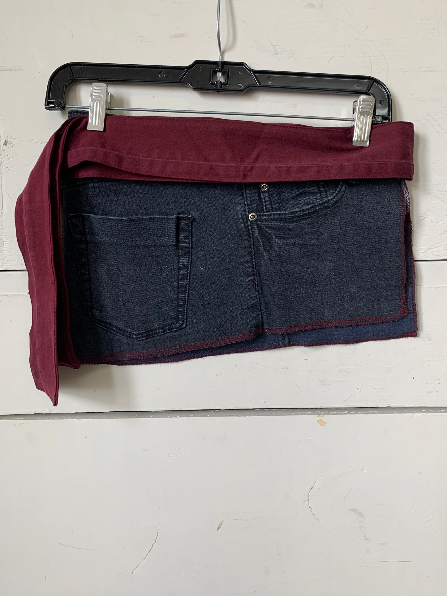 TABLIER JEANS NOIR ET BOURGOGNE