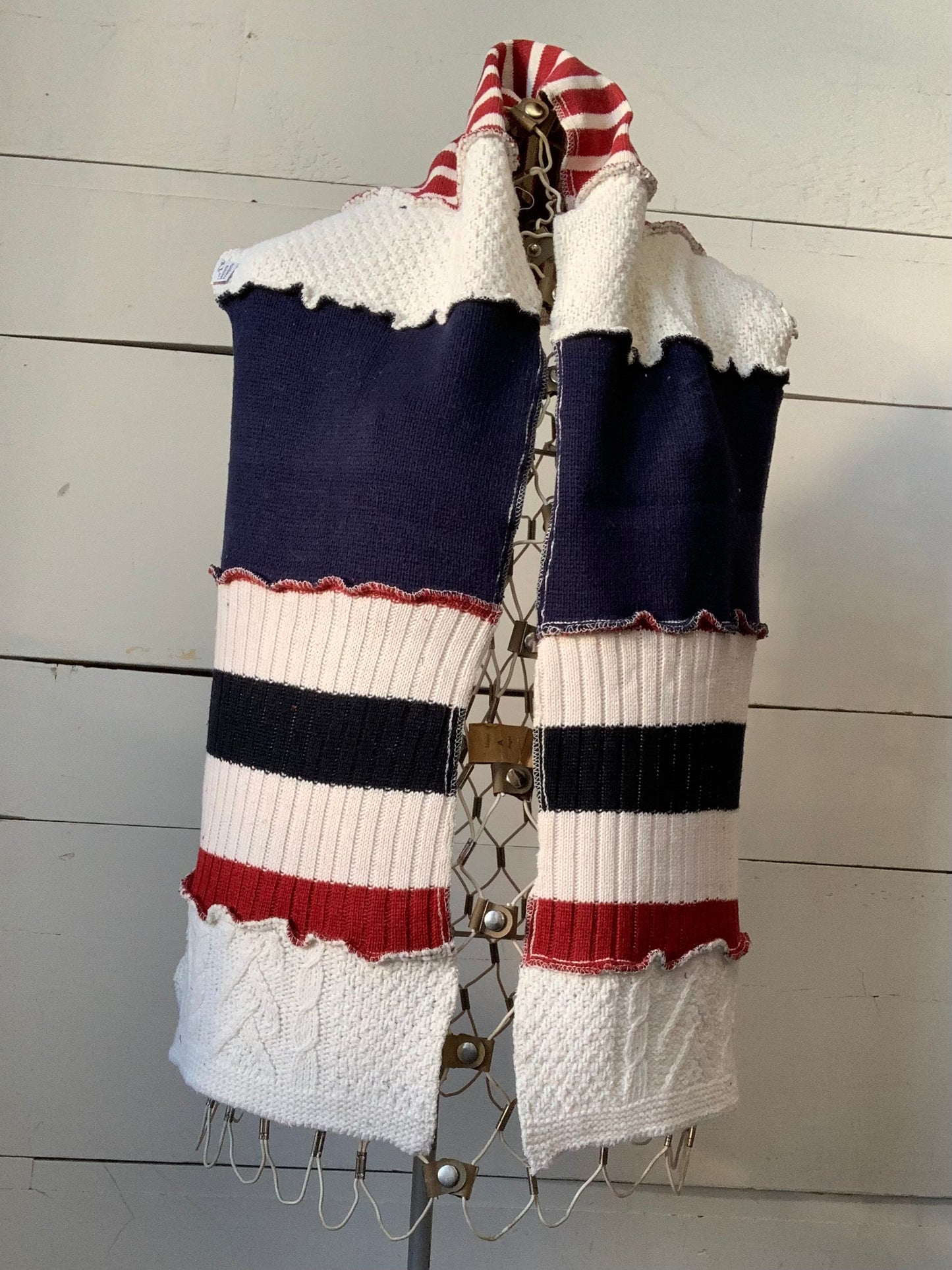 Foulard blanc, marine et un peu de rouge