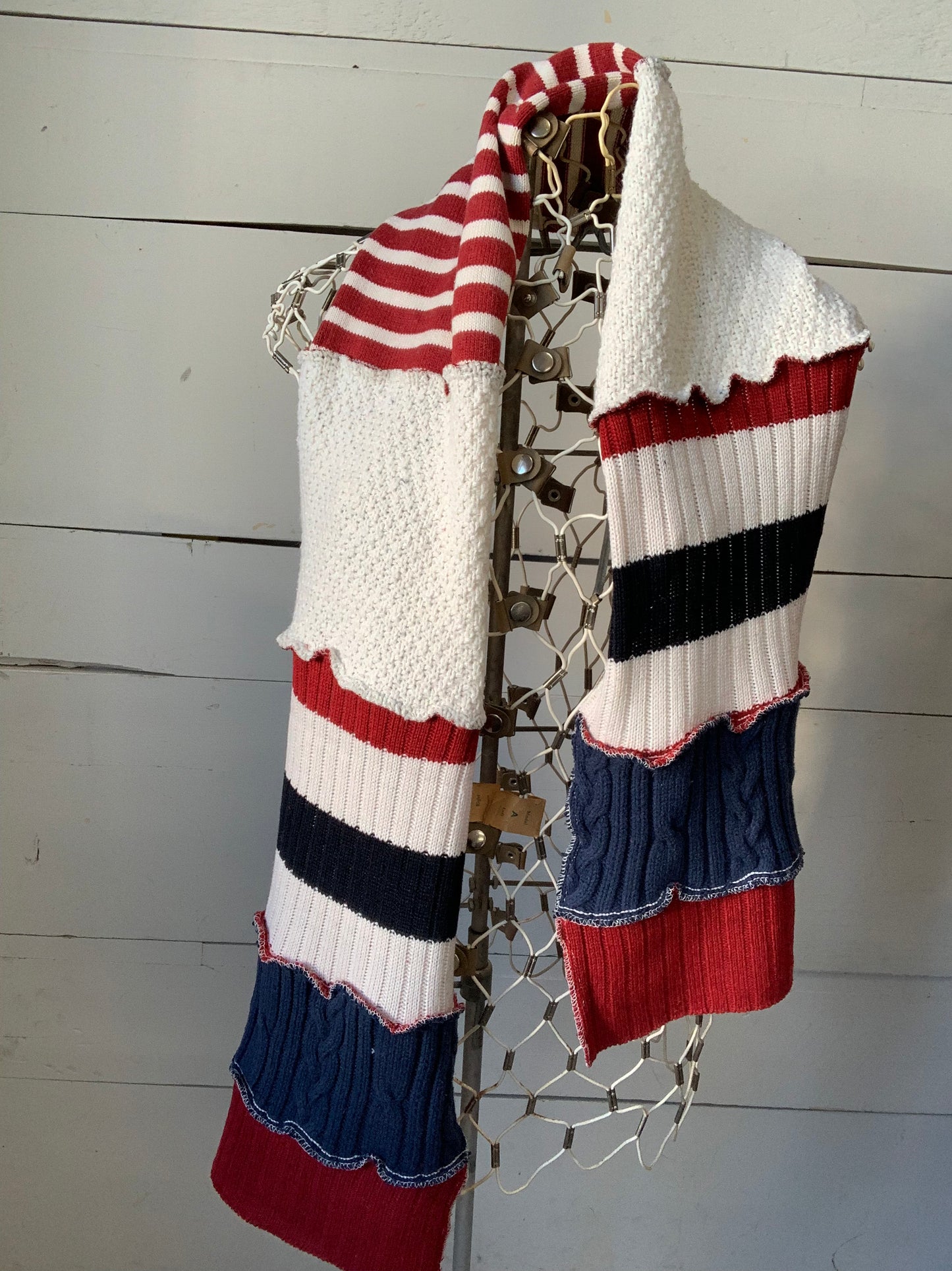 Foulard blanc, marine et un peu de rouge