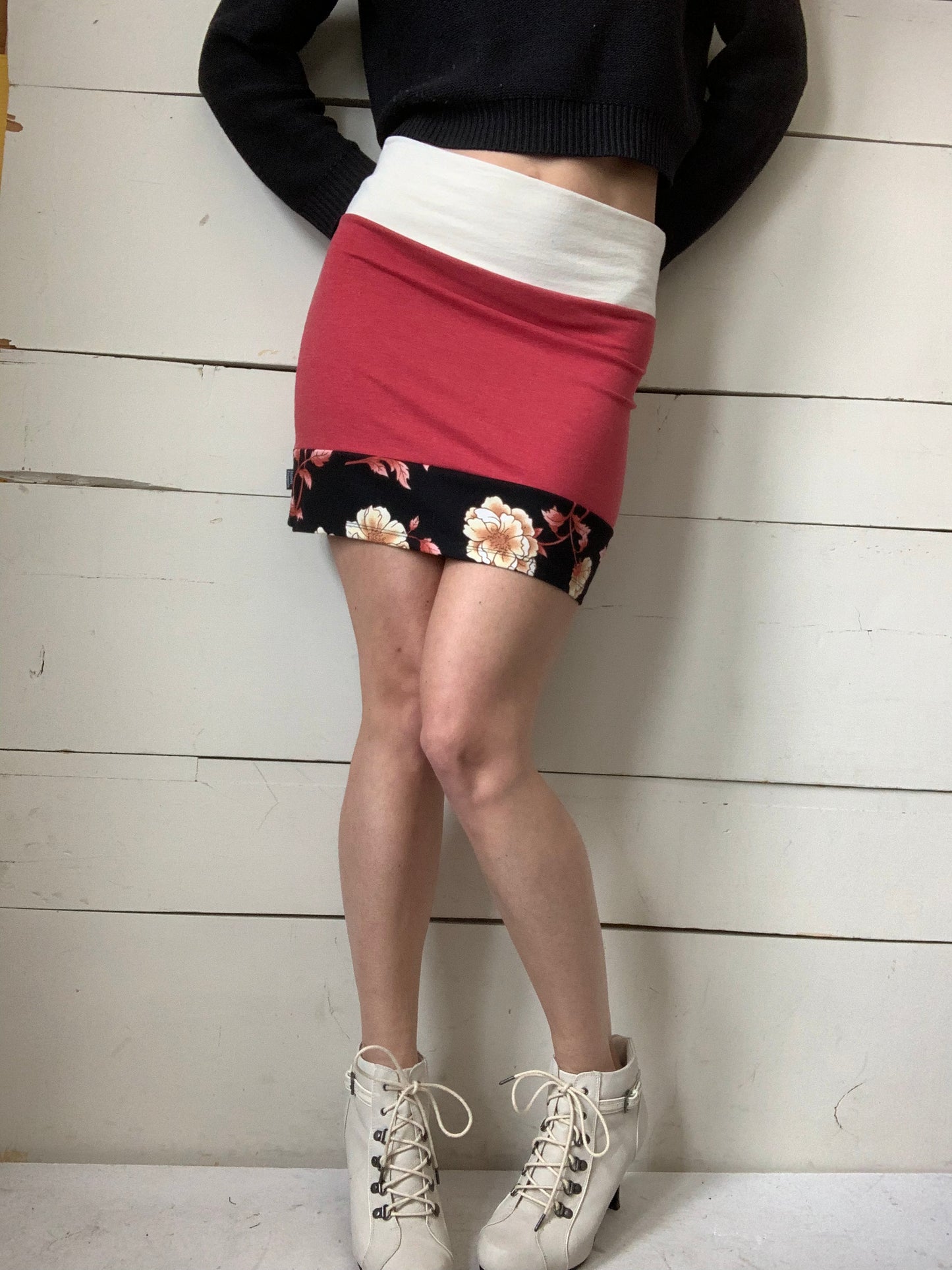 JUPE ROUGE ET FLEURS (S-M)