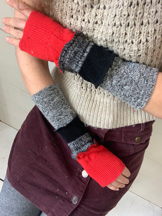 Poignet grise et rouge avec un peu de noir