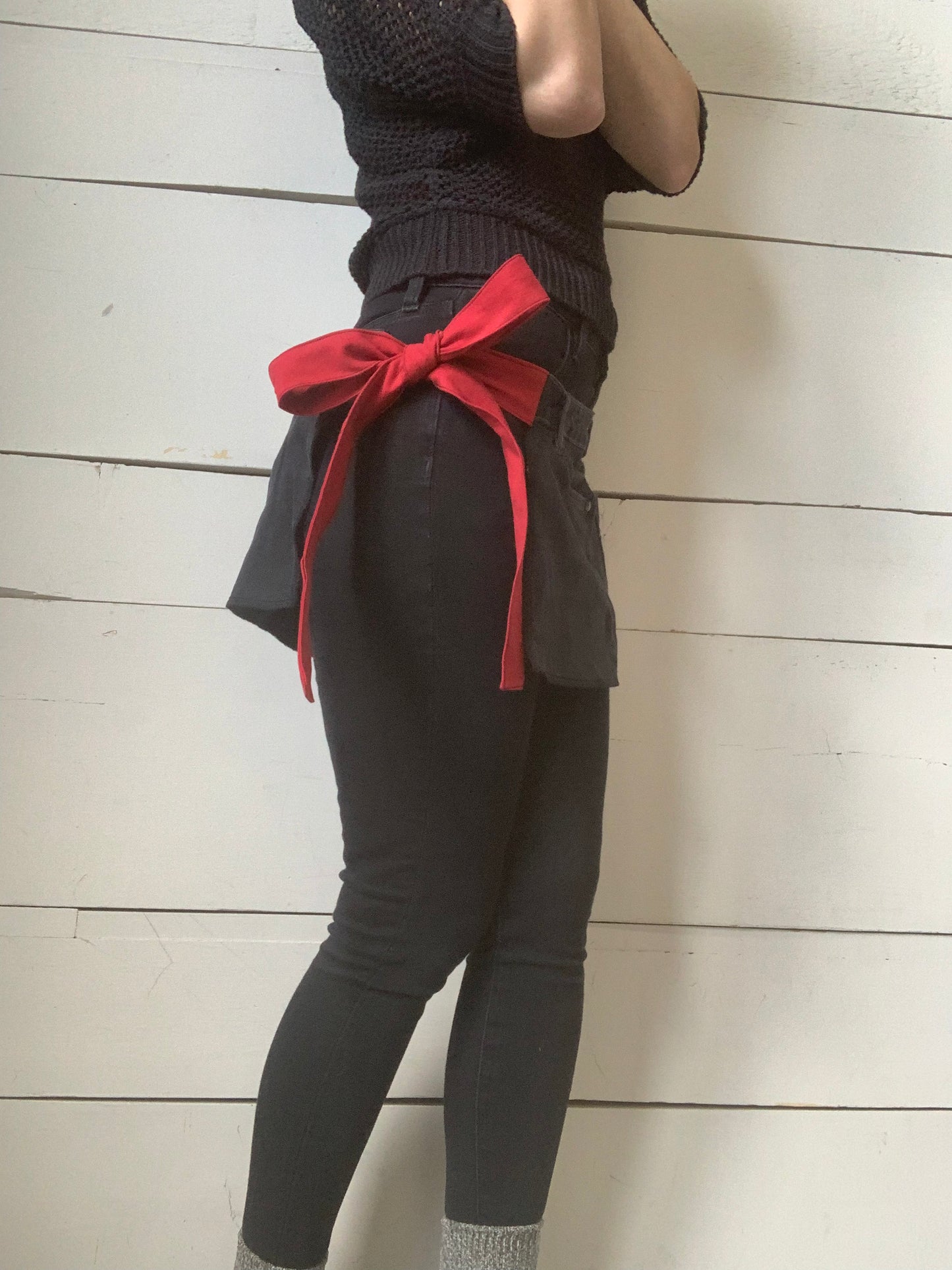 Tablier noir avec boucle rouge ❤️