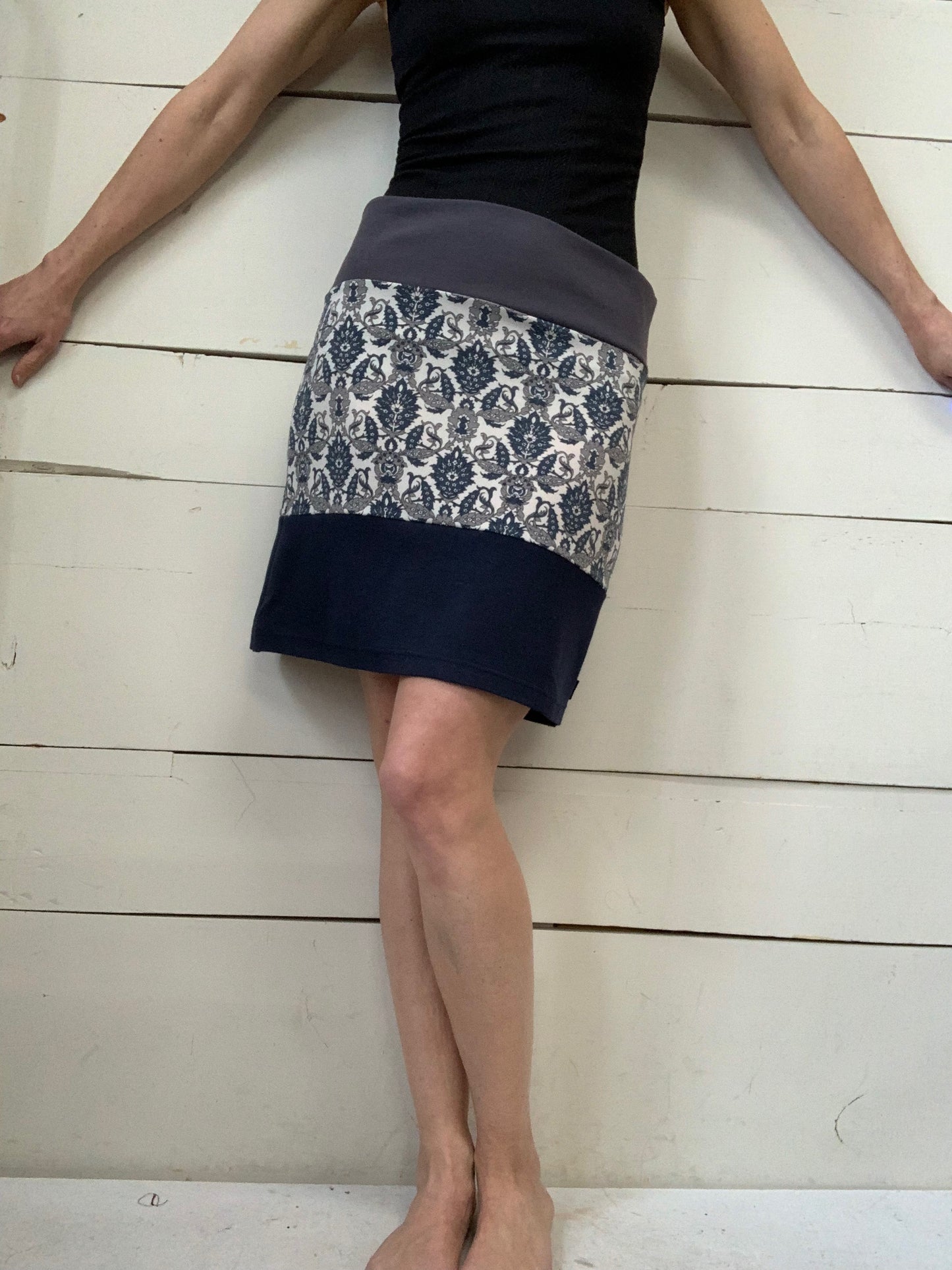 BLACK BEIGE SKIRT WITH DOTS (M-L)
