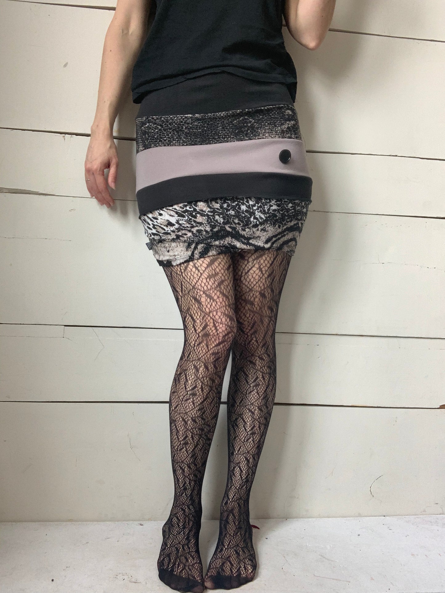 BEIGE AND BLACK SKIRT (S-M)